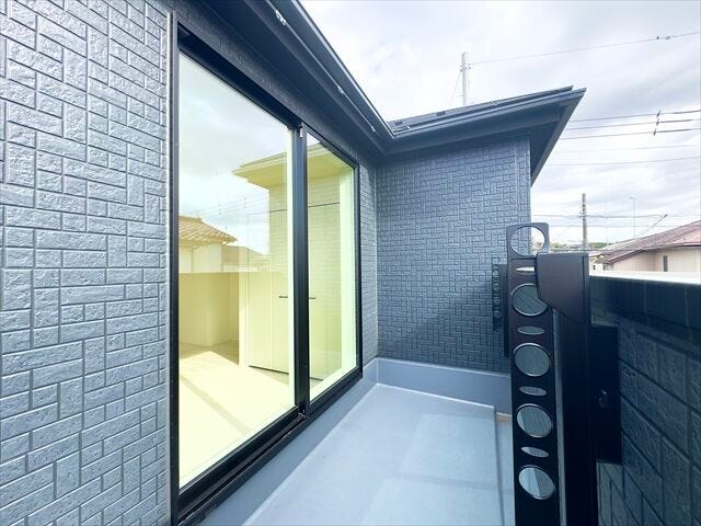 バルコニー:物干し竿が掛けられるようになっています。お洗濯もスムーズに干して取込めますね。