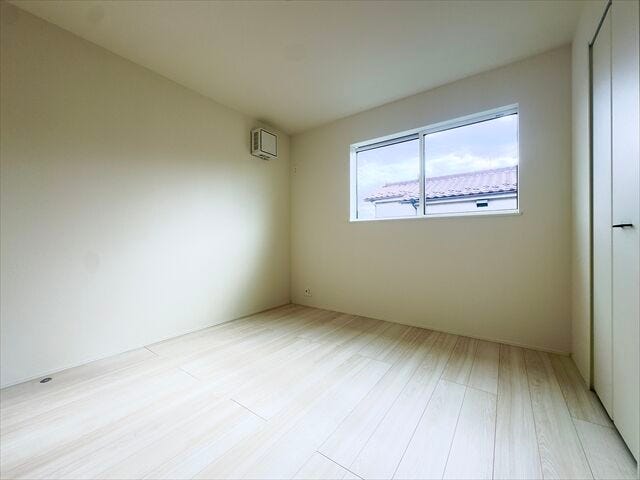 5.7帖洋室:南西向きの大きめの窓からたっぷりと日差しが降り注ぎます。爽やかなお部屋で朝も気持ちよく起きることができそうです。