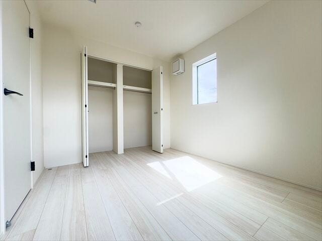 5.6帖洋室:収納がしっかりあるので、お部屋を広くお使いただけます。小物なども収納できるのでレイアウトも楽しむことができそうです。