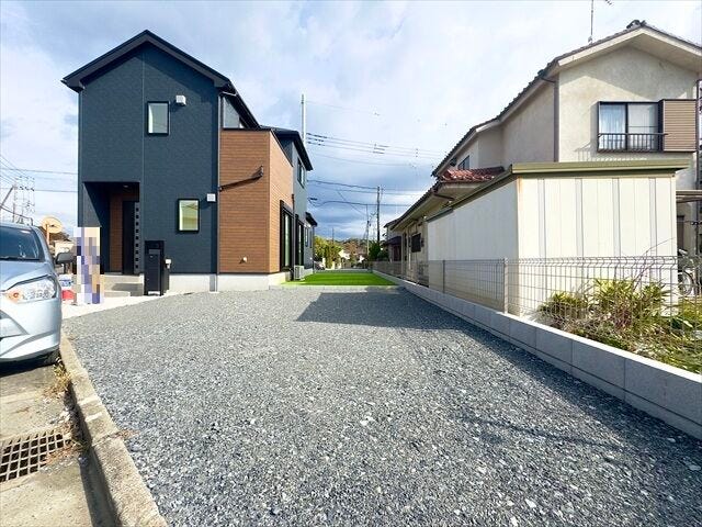 間取り図南側駐車場:並列で2台駐車することができます。お友達が来た時に入替不要なのはうれしいですね。