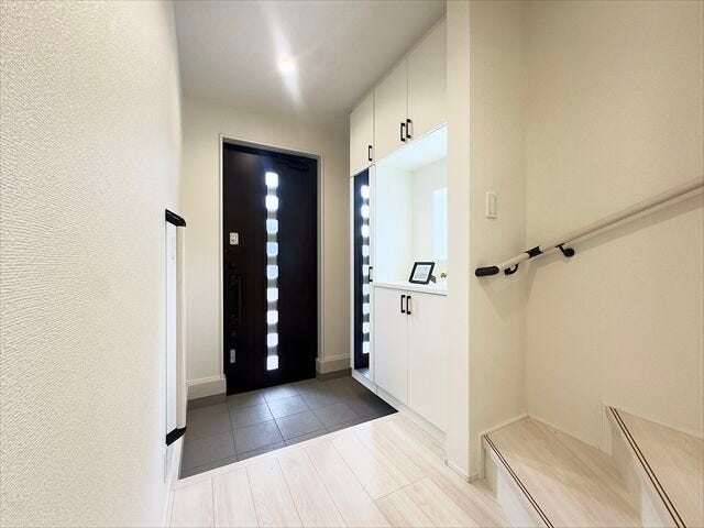 玄関:収納が天井まであるので、ご家族分の靴をすっきりと片付けることができます。小物を飾れるスペースがあるのでオシャレな玄関にすることができます。