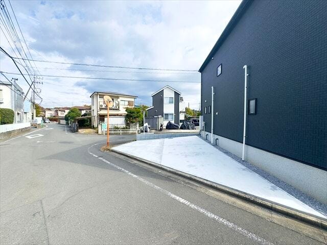 間取り図北側駐車場:舗装された駐車場です。2台停めていただくことが出来ます。