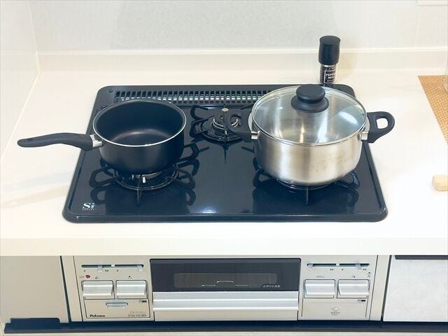 キッチン:3口ガスコンロなので一度に同時調理ができ、ご飯の準備もすぐにできそうです。