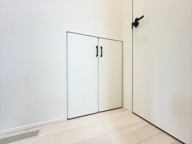 階段下収納:1階廊下にあり、防災用品などをしまうことができます。