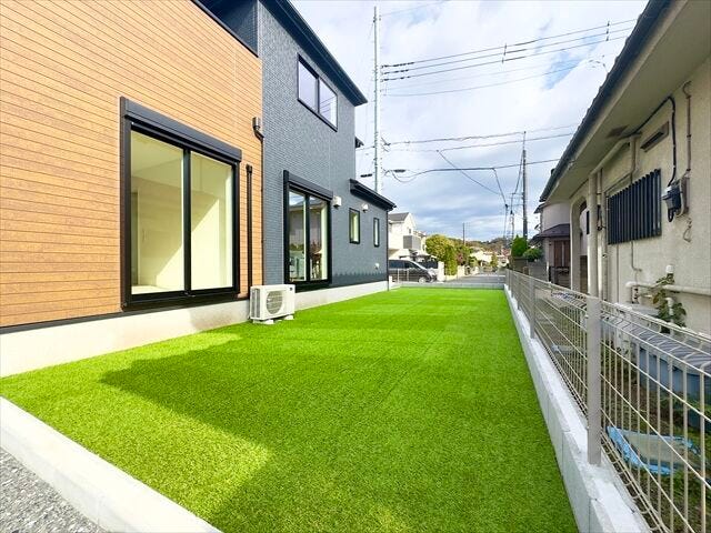 庭:広めのお庭なのでお子様と遊んだり、ペットと遊んだりできそうですね。ガーデニングや家庭菜園なども楽しめそうです。