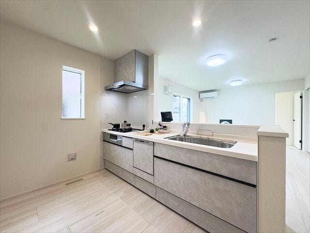 キッチン:小窓があるので、家事の合間に窓を開けてほっと一息休憩することができます。もちろん開けて換気もしっかりできます。