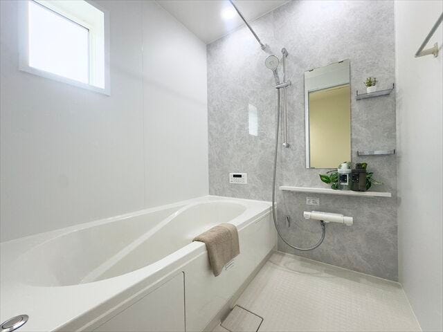 浴室:広めの浴槽なので、お子様とのバスタイムを楽しむことができそうです。一人でのバスタイムでもゆったり過ごすことができ、1日の疲れもしっかり癒すことができそうです。