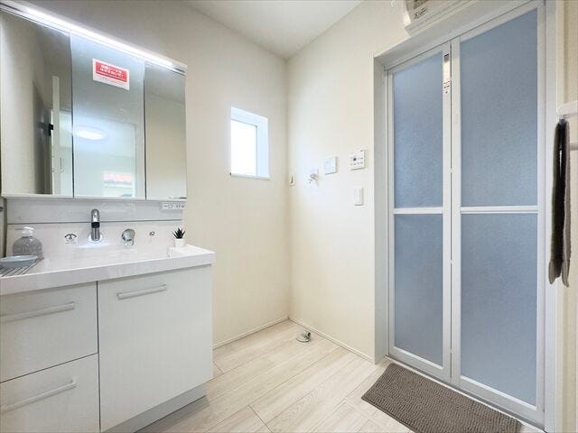 洗面所:洗濯機置き場の上には窓があり、こもりがちな湿気もしっかり換気することができます。洗面台の下や三面鏡の裏には収納がありすっきりと片付けることができます。