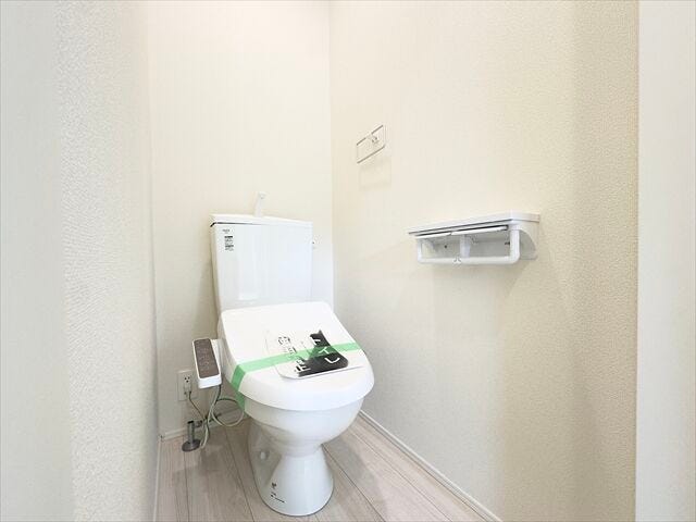 トイレ:白を基調としたシンプルな壁紙のトイレになります。2階にも設置されているのでお部屋からの移動も短縮できますね。
