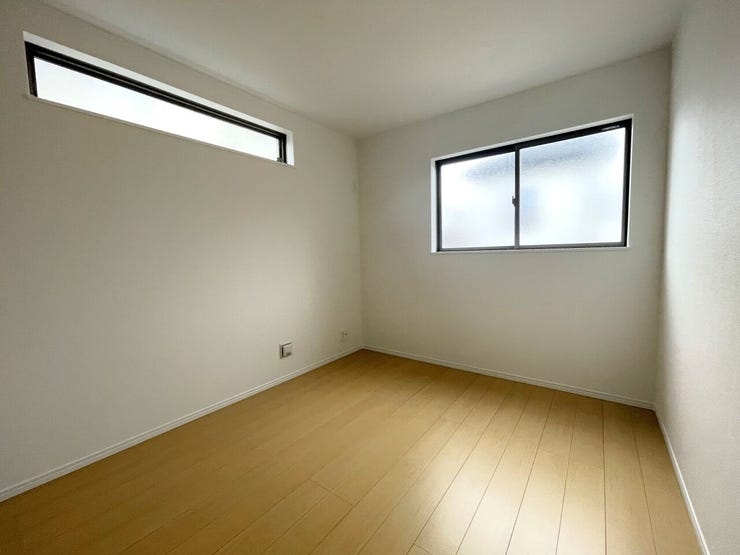 ◇洋室5.25帖◇
2面採光のお部屋は明るく風通しが良いです♪
収納もしっかり出来ますよ!