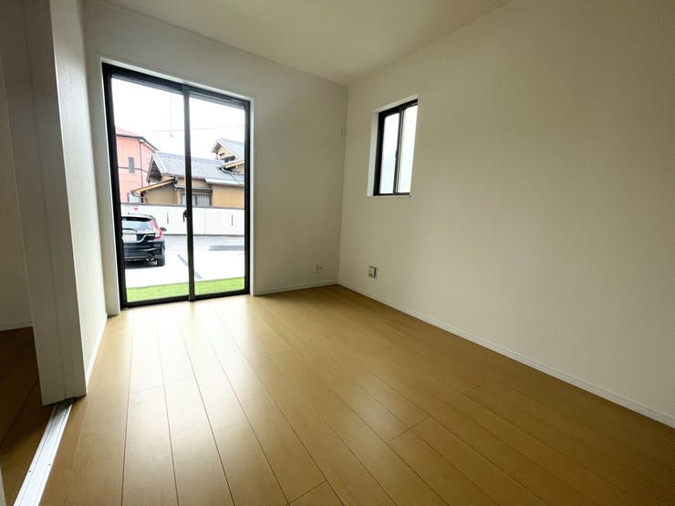 ◇洋室5.15帖◇
キッズスペースや客間としても使えるLDK併設洋室です♪