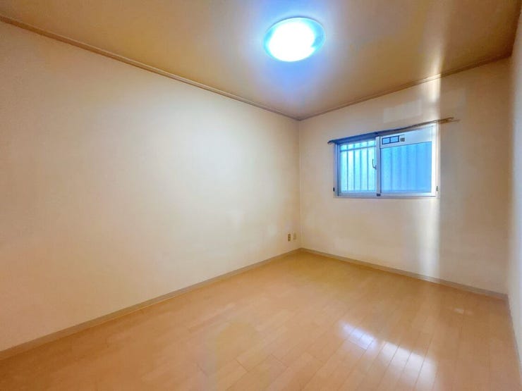 日当り良好の洋室!
明るい空間となっております。