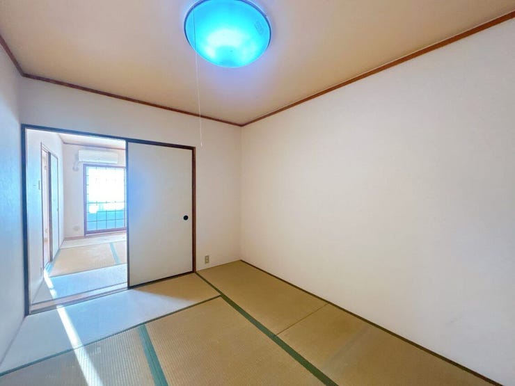 リビング横の和室スペースは休憩したり、お子様の安全な遊びスペースとしても使えます◎