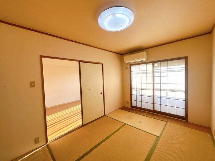 和室はリビングとフラットで広々と開放感があります。