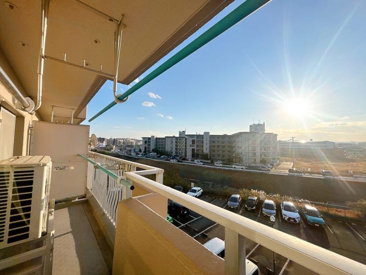 バルコニーは日当たり良好で、洗濯物もよく乾きます◎