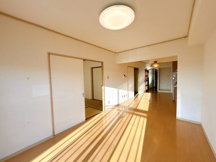 開口部に広い窓があり、採光・通風ともに多く取り込めます。