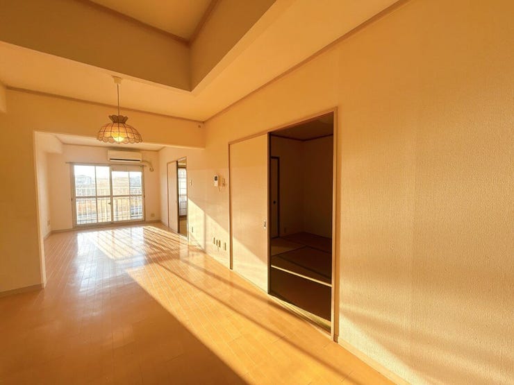 優しい色合いの室内です。
統一感があり、空間がより広く感じられます。