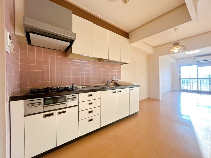 大きなシンクと調理台で、キッチンでの作業がはかどります♪