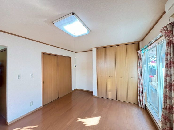 2階「8.6帖」の洋室です。主寝室にぴったりのダブルベットも入る広さです♪