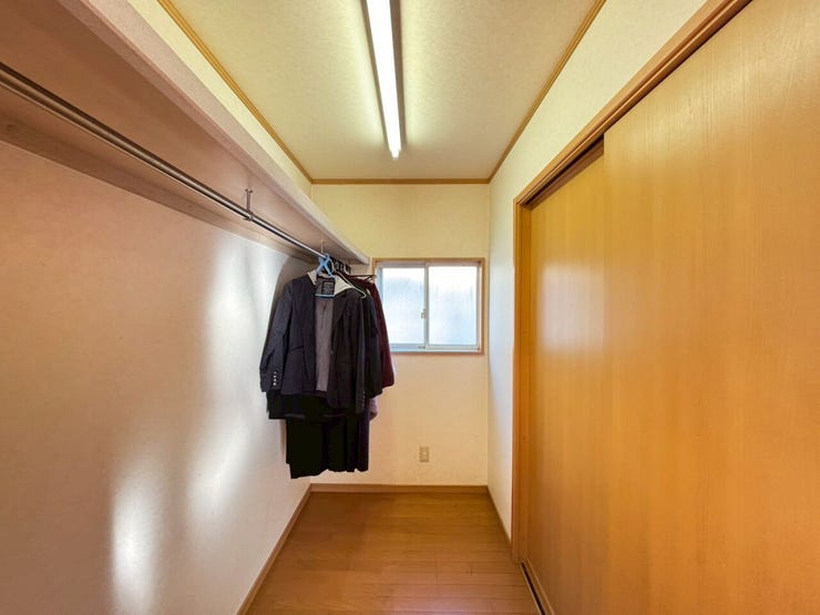 2階「納戸」です。クローゼットタイプにもなっており、洋服がたくさんかけられます。
窓もあり換気もできます。奥行もあるので収納力も◎
