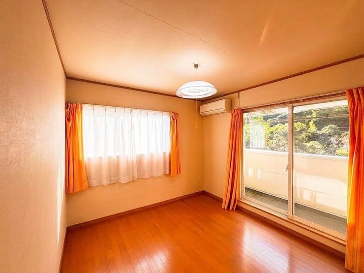 2階 5.8帖洋室
こちらのお部屋からバルコニへ出られます。
2面採光で日の光がよく入ります。