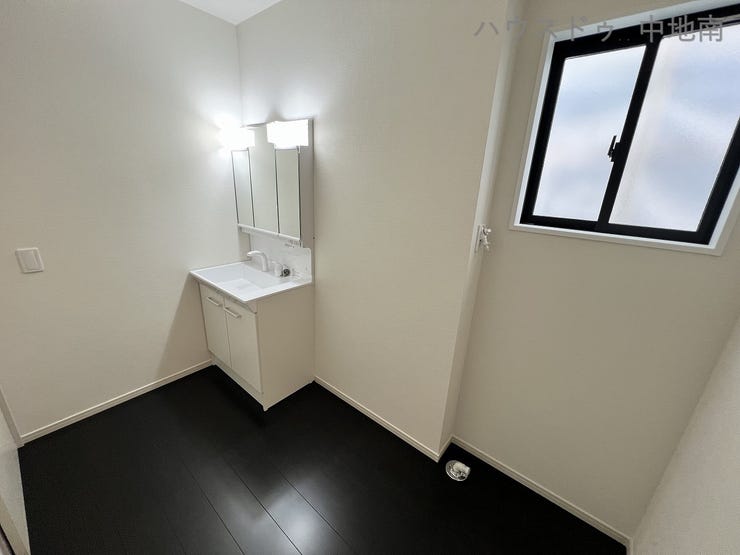洗面所に窓があるので自然換気もできます♪