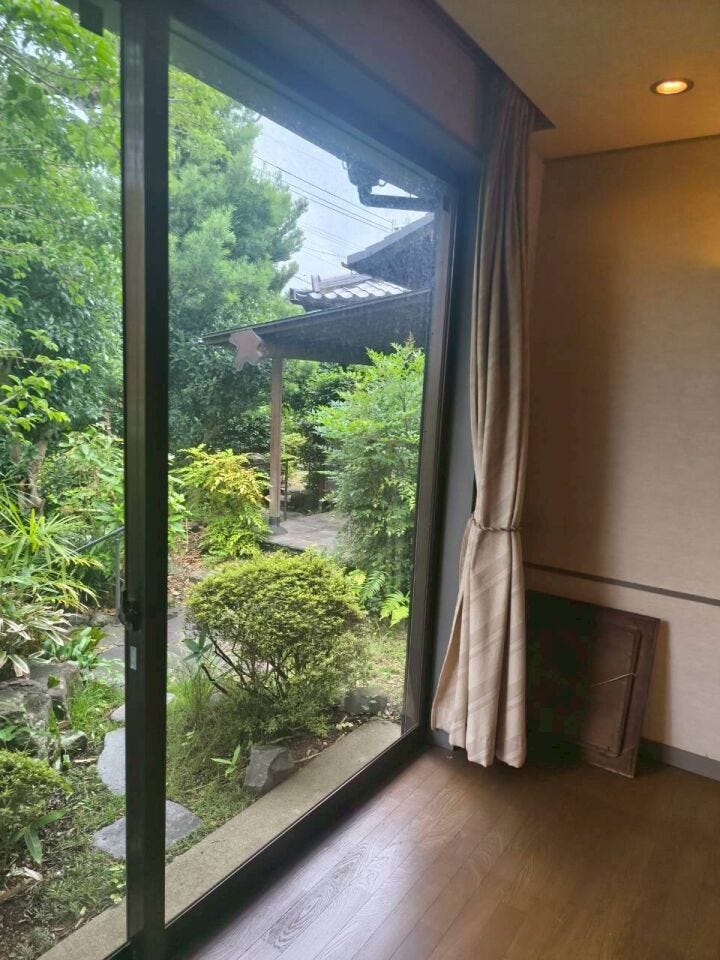 日本庭園を眺める和室。天気が良ければ熊本城が見えます。