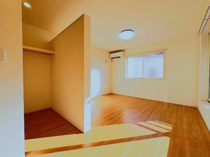 ◇8.5帖洋室◇
ご夫婦の主寝室に最適なお部屋です。十分な広さがあるので、大切なプライベート空間を素敵に演出できます。ベッドだけでなく、テレビやサイドテーブルなども置いていただけそうです。