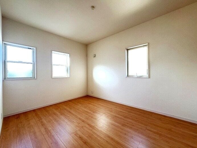 ◇6帖洋室◇
小窓使いがオシャレな二面採光明るい洋室です。清潔感のあるお部屋は、どのようなインテリアも色使いが邪魔にならず、季節に合わせて雑貨類や小物使いも楽しめるような内装になっています。