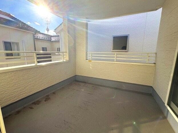 ◇インナーバルコニー◇
インナーバルコニーを採用しています。屋根があるので天候に左右されることなくお洗濯できます。モノを置いても雨に濡れて錆びてしまう心配は無用ですね。