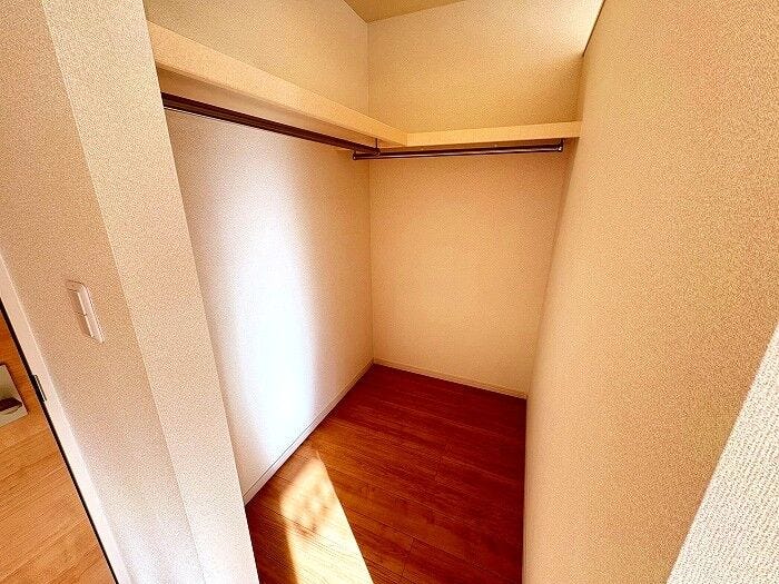◇WIC◇
大容量のWIC完備。お洋服もたくさん収納できて、お部屋がスッキリします。この空間量だからこその、季節物の衣装や沢山の思い出をしまえるゆったりとした収納スペースは大変重宝します。