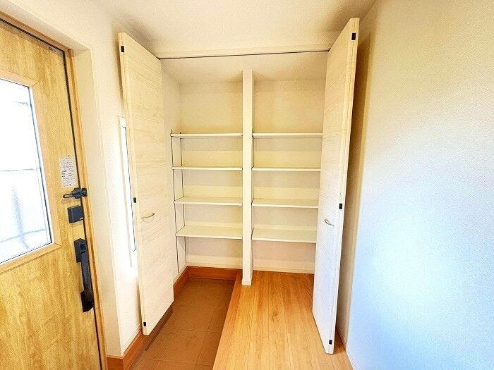 ◇1階廊下収納◇
誰もが通る所にあるご家族全員の収納スペースです。文具やDIY工具といった生活道具、日用品の買い置き、新聞・雑誌など古紙の一時置き、掃除用品などを収納していただけます。