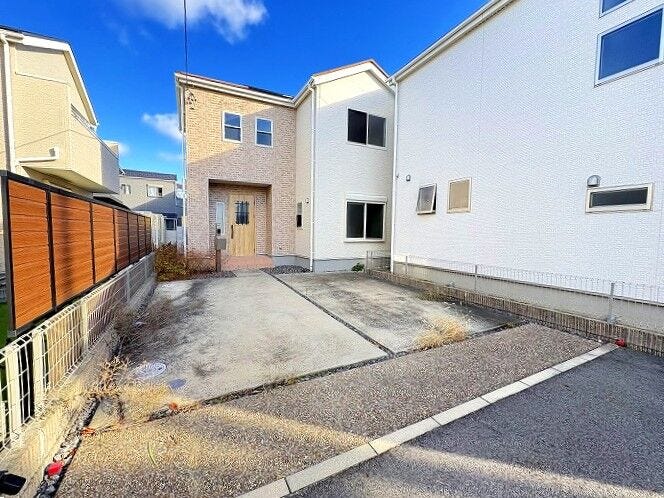 ◇駐車場◇
並列2台駐車可能なスペースがあります。ご夫婦でお車をお持ちの方も安心です。駐車スペースにはお車だけでなく、自転車やバイクなども置いていただけそうです。