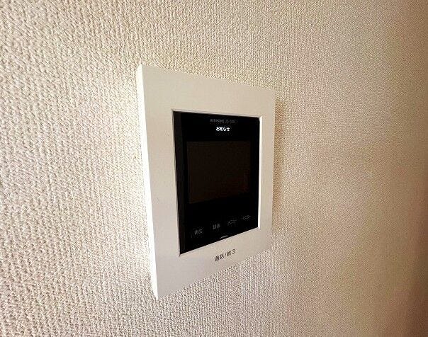 ◇TVモニター付インターホン◇
TVモニターで訪問者を確認してから会話することができますので、安心して対応していただけます。また、姿を見られたくない空き巣や不審者が嫌がるため防犯効果も高まります。