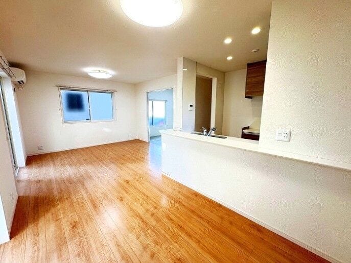 ◇リビング◇
過ごす時間と共に刻々と表情を変えていく住まい、季節によってさまざまな表情を見せてくれるわが家は、時を重ね思いを紡ぐ場所です。ご家族の一家団欒を心ゆくまでお楽しみください。