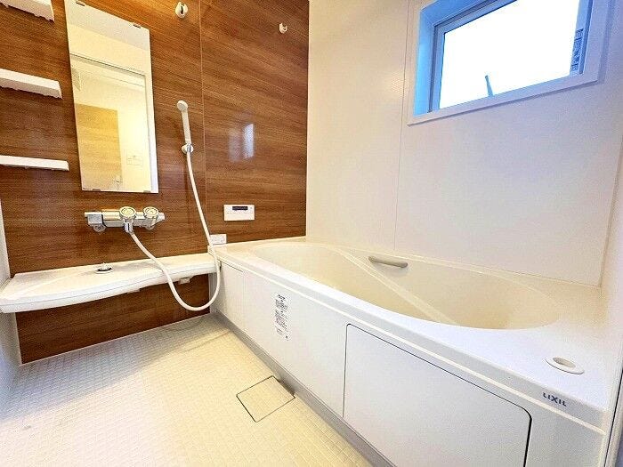 ◇浴室◇
毎日の疲れを癒す場所だからこその、シンプルで落ち着いた空間となっています。浴槽にゆっくりと身を沈め深く瞑想をすれば、また新たな活力が湧いてきます。浴室換気乾燥機付きです。