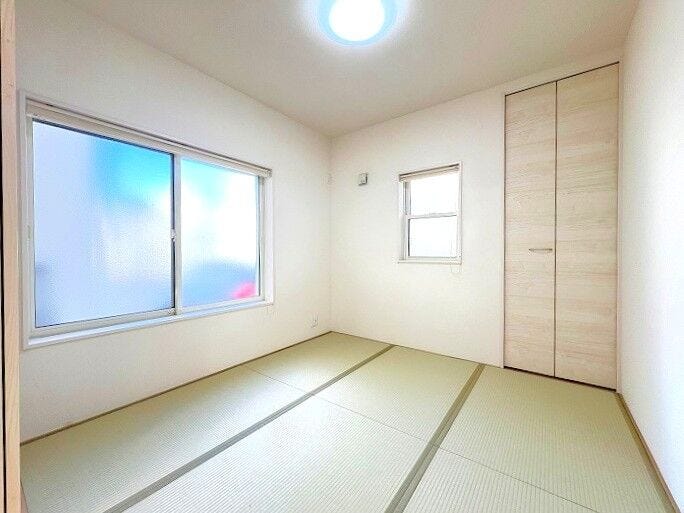 ◇和室◇
様々な用途に利用可能な和室。くつろぐスペースとして、子供の遊び場として。また急な来客時にも柔軟に対応してくれる空間です。押入れも完備されています。