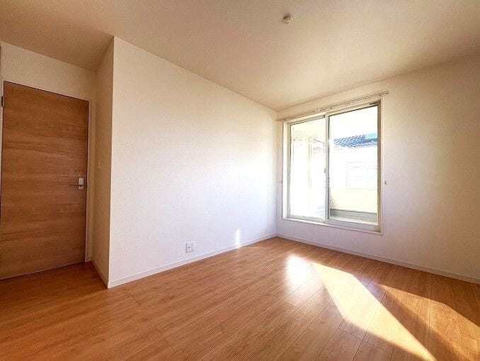 ◇6.5帖洋室◇
バルコニーに出られる大きな窓があり、もう一面にも窓が付いているので、明るいです。開放感たっぷり。豊かな開口がもたらす陽光、光を浴び心地よい時を刻みます。気分も明るくなりますね。