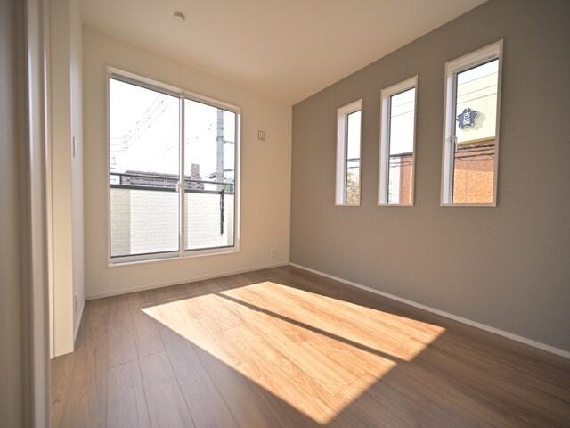 バルコニーへ出入り可能な洋室です。
アクセントカラーの壁と窓の形がお洒落な洋室。