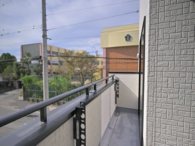 南に面したバルコニーは、お洗濯物もよく乾きそうですね。
ワイドなバルコニーで洗濯物が沢山あっても安心ですね。