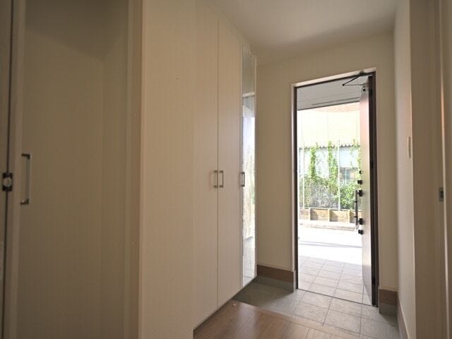 天井まである大型の玄関収納はご家族の靴もしっかり保管できそうです。
玄関上がってすぐにも収納スペースあります。
全身鏡があるのでお出かけ前の身だしなみチェックに便利ですね♪