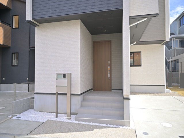 屋根があるので、荷物が多い雨の日でも直接雨が当らないので安心です。
セキュリティー対策として使えるモニタ付きインターホンが付いています。