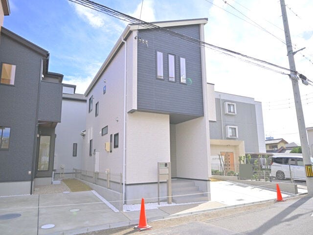 コンビニ徒歩4分、スーパー徒歩10分、病院徒歩6分、公園徒歩2分です。お散歩がてら行けそうですね。お子様にも喜ばれそうです。