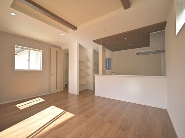 家族みんながゆったり寛げそうな開放感のあるLDK。
キッチンからリビングが見渡せるので、料理をしながらでもお子さんに目が届きそうですね。