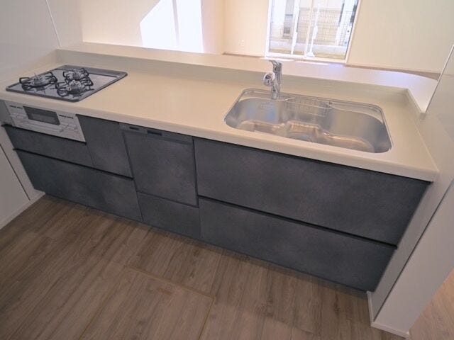 ガスコンロ3口です。一度にたくさんのメニューが作れます!シンクにはシャワーヘッドが着いていて大きい鍋やシンク掃除もらくらく♪家事もはかどりそうです。