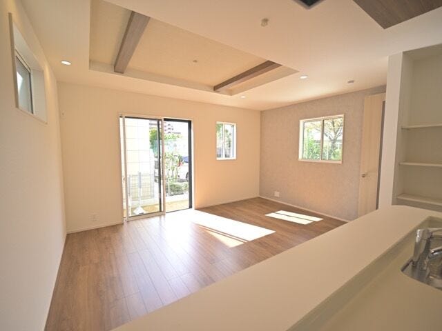 窓は、外気や騒音が伝わりにくい複層ガラスでガラスとガラスの間に空気の層を挟み室温の上昇や結露を防ぎます。