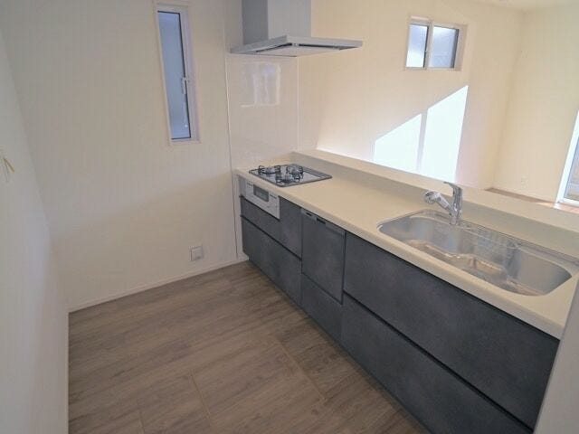 調理動線を考慮したシステムキッチンで、快適にお料理ができます!
お洒落な対面式カウンターキッチン。床下収納もあります。