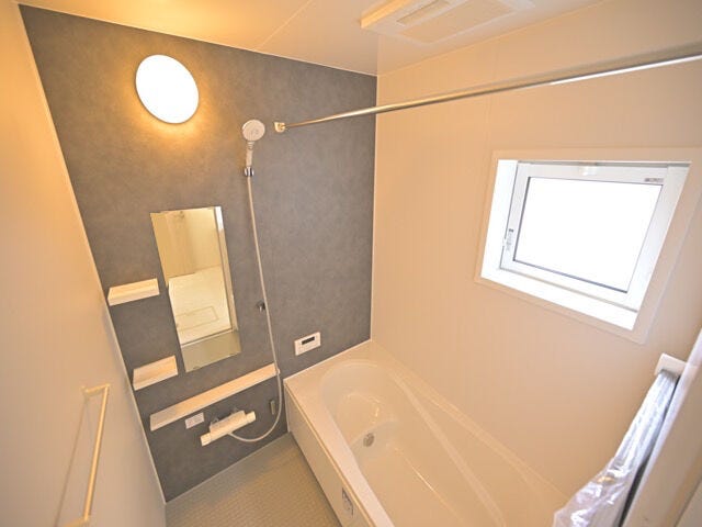 浴室乾燥機付きなので雨の日でも、洗濯物が楽々乾かせます♪オートバスです。追焚機能があるので水道代の節約にもなります。窓があるので明るく換気も出来ます。浴室が1坪以上あります。