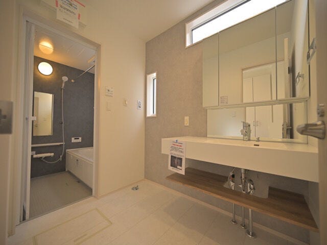 3面鏡仕様の洗面台。鏡の裏が収納になっていて小物がスッキリ片付きます。
忙しい朝に嬉しいシャワー付♪
お子様と並んで朝の身支度ができます♪
お洒落な洗面台ですね。