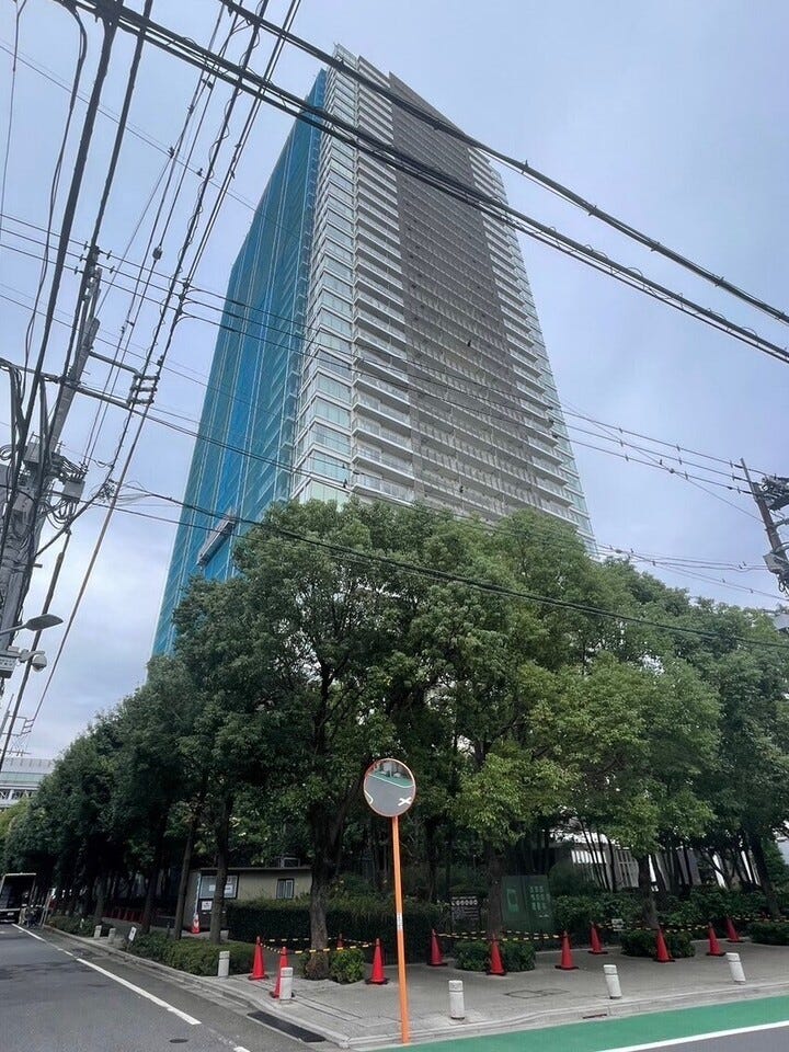 地上37階建て、総戸数693戸のエリア内ランドマーク的な存在の高層タワーマンションです